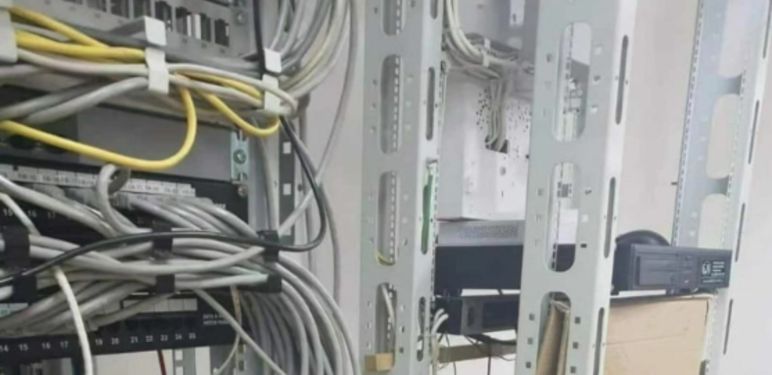 Soba sa serverom i meso koje se suši