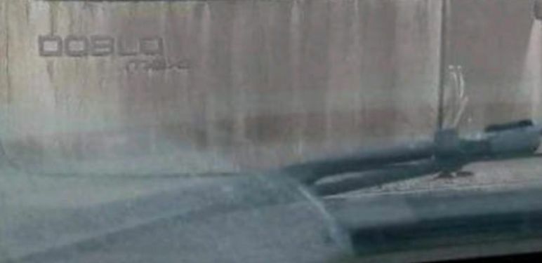 Izrazito prljavi automobil s napisanom registracijskom oznakom