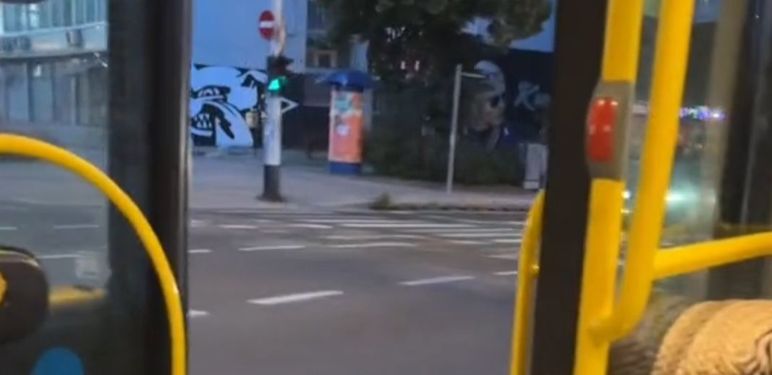 Autobus vozi s otvorenim vratima