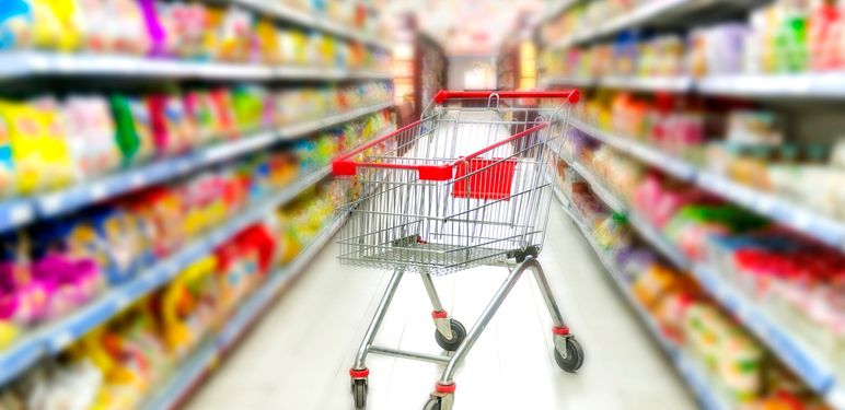 Prazna kolica u supermarketu