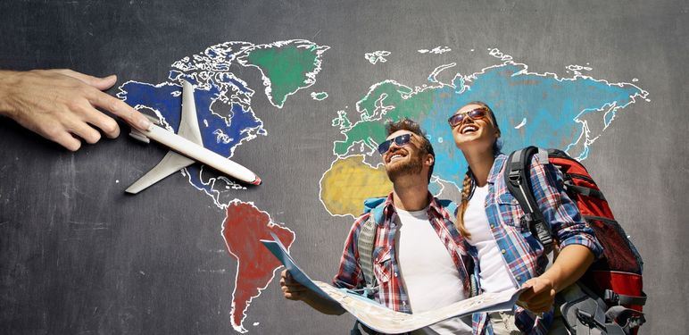 Karta svijeta i zrakoplov uz turiste
