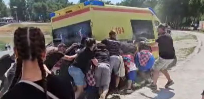 Kola hitne pomoći zapela u šljunku