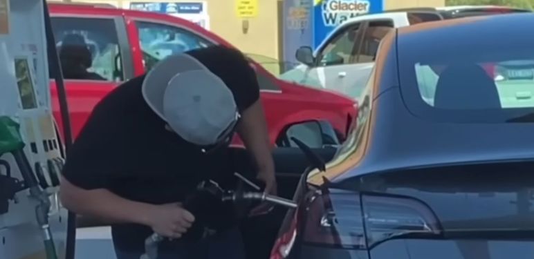 Tesla na benzinskoj