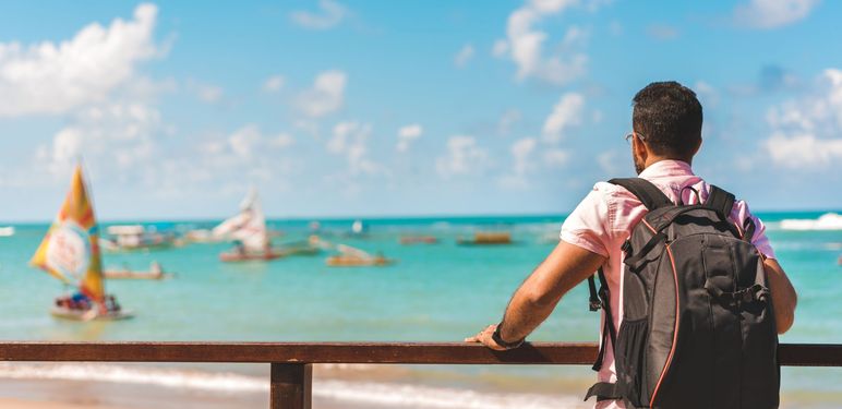 Turist s ruksakom kako gleda u daljinu