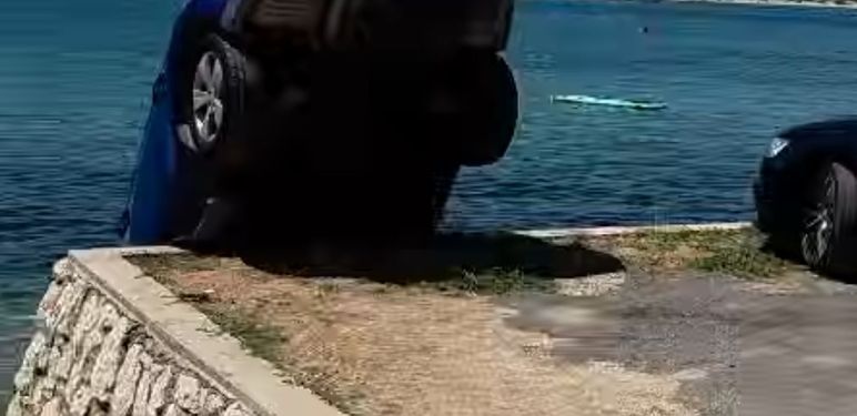 Auto u moru na Rabu