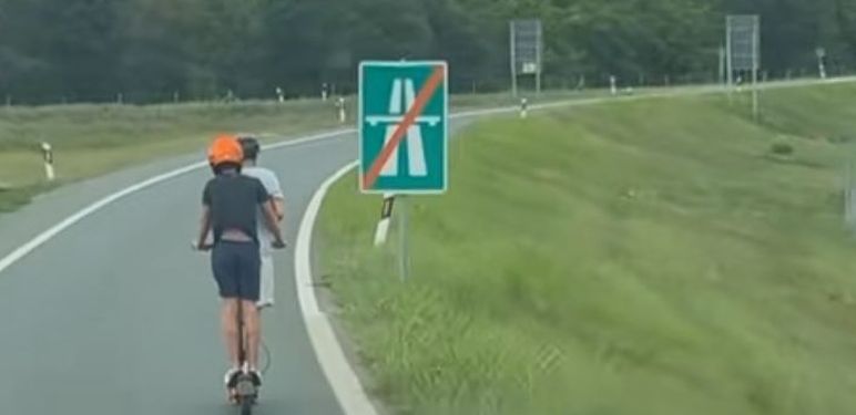 Klinci na romobilu