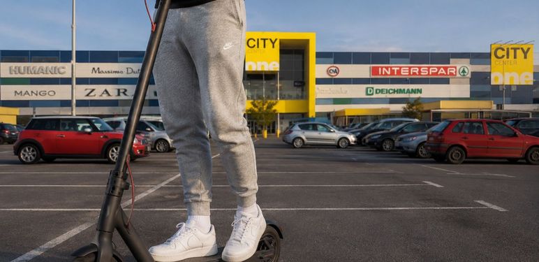 Romobil ispred trgovačkog centra