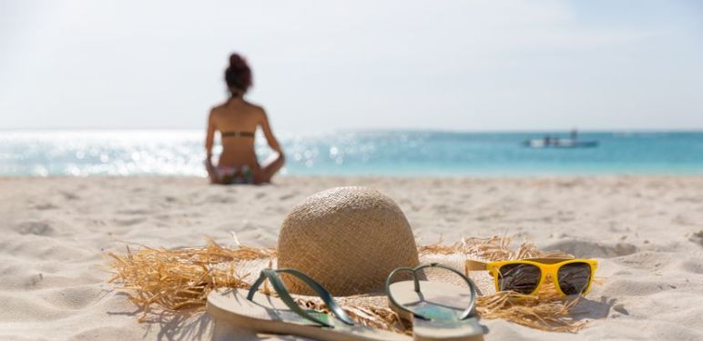 Djevojka na plaži i njezine stvari
