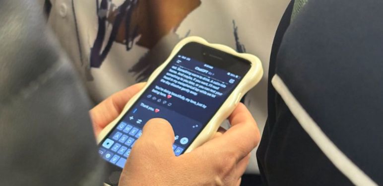Muškarac koji se dopisuje s ChatGPT-om