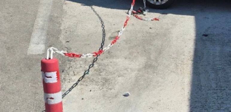 Stupić i lanac na parkingu u Dalmaciji