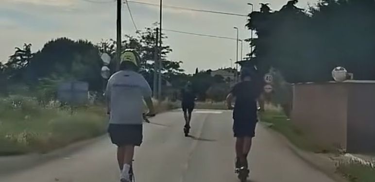Klinci na romobilima