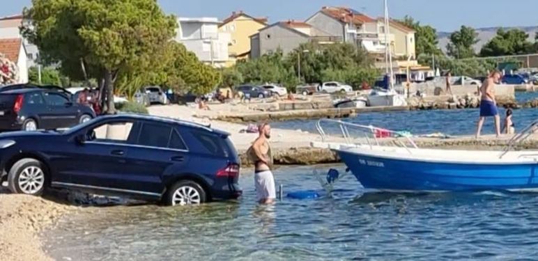 Auto i čamac