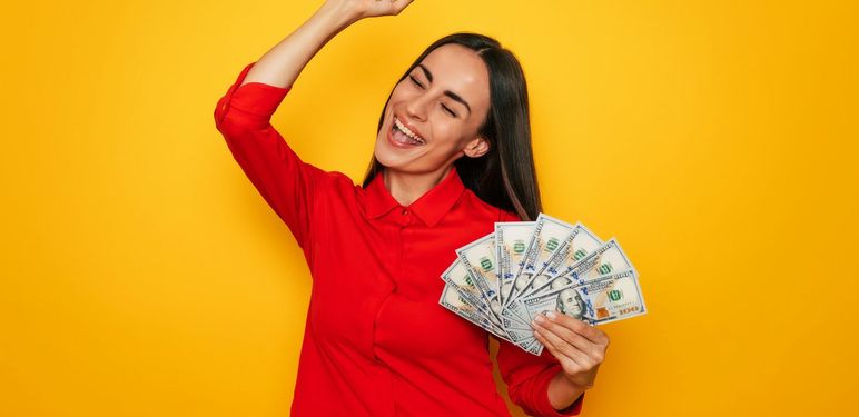 Žena s osvojenim novcima u ruci