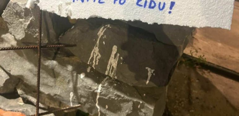 Neobične mrlje i bizarna poruka prolaznicima u Dalmaciji