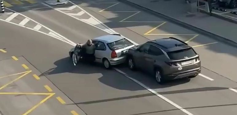 Neobična prometna nesreća i bijeg