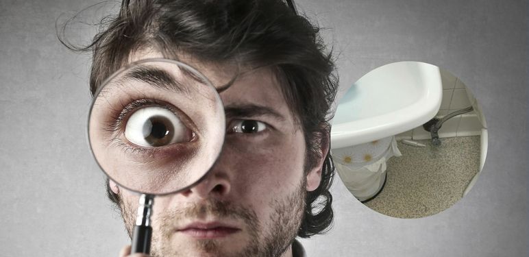 Muškarac koji gleda kroz povećalo i izazov traženja