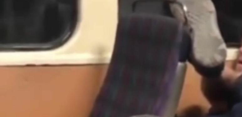 Neobična poza spavanja u tramvaju