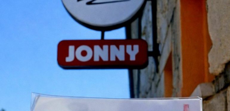 Znak iznad ulaza u kafić i nekoliko različitih imena