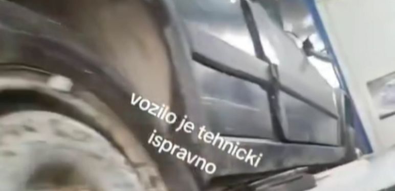 Golf 2 na dizalici automehaničarske radionice