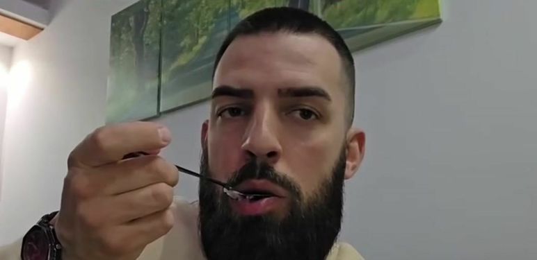 Trener koji reagira na bizaran obrok