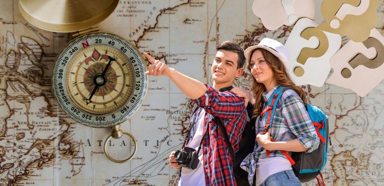 Turisti na putovanju na pozadini karte svijeta s kompasom