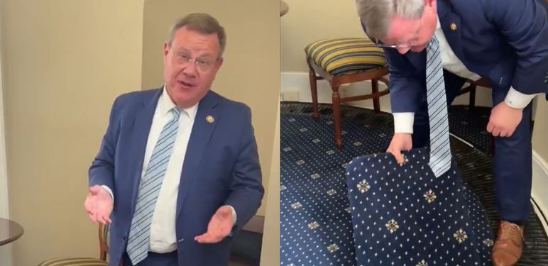 Američki političar Tim Moore kako pokazuje skriveni tunel
