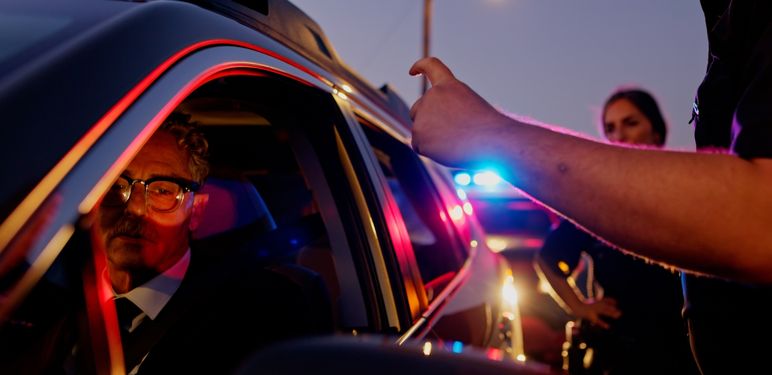Prometna policija kako zaustavlja automobile