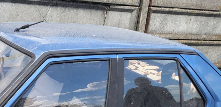 Automobil prekriven komadima kruha