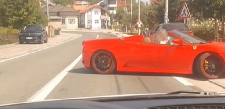 Ferrari koji izlazi s parkinga