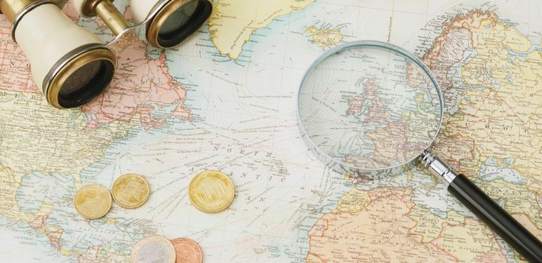 Karta svijeta uz dalekozor i povećalo