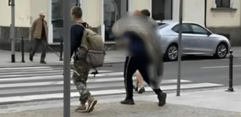 Muškarac u šetnji s ogromnom ribom na ramenu