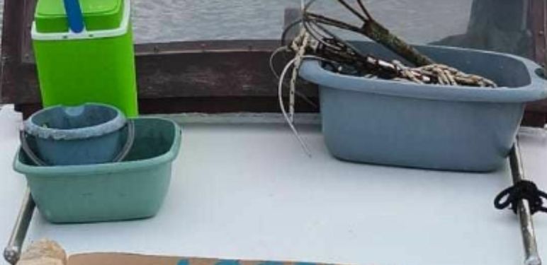 Urnebesna prijetnja napisana na komadu kartona na brodu