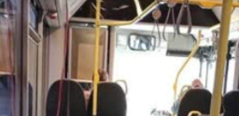 Crni kauč u autobusu