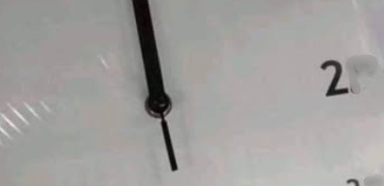 Neobičan dizajn zidnog sata