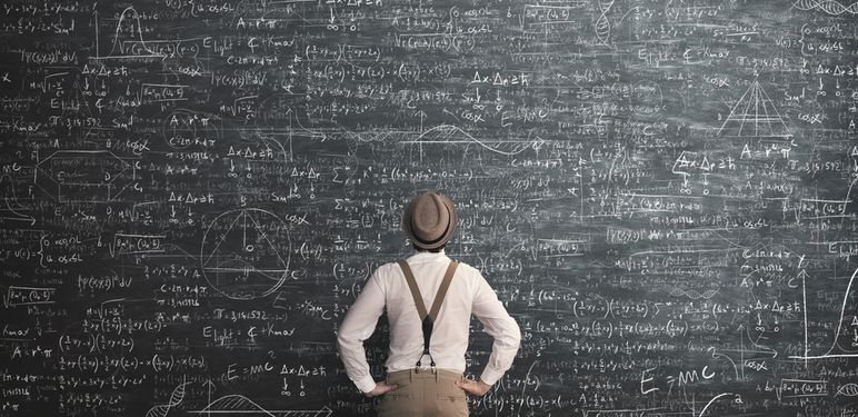 muškarac ispred ploče s matematičkim zadatkom