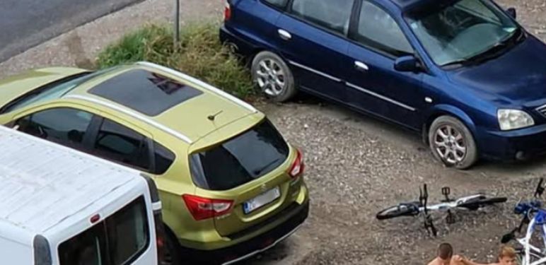 Ogromna lokva na parkingu i djeca