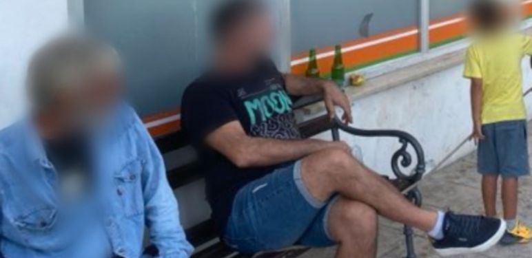 Magarac ispred trgovine u Dalmaciji