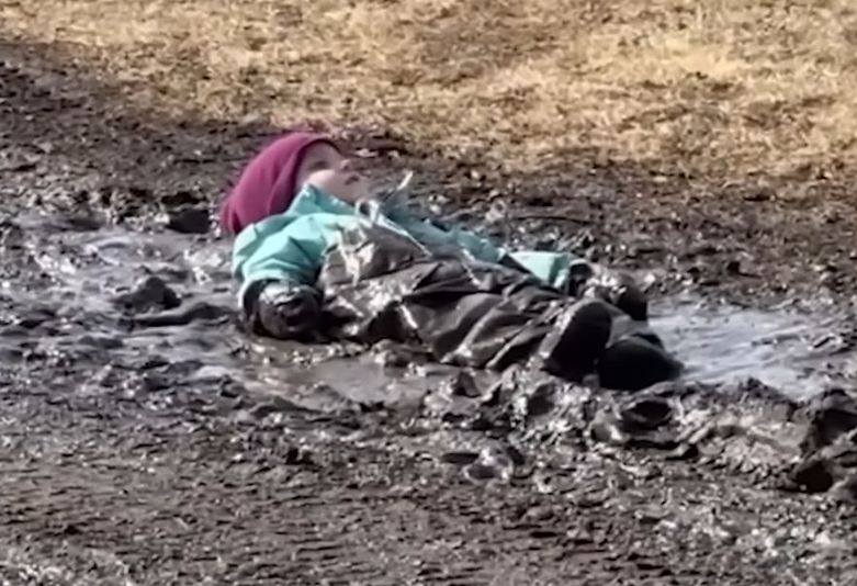 Djevojčica u blatu