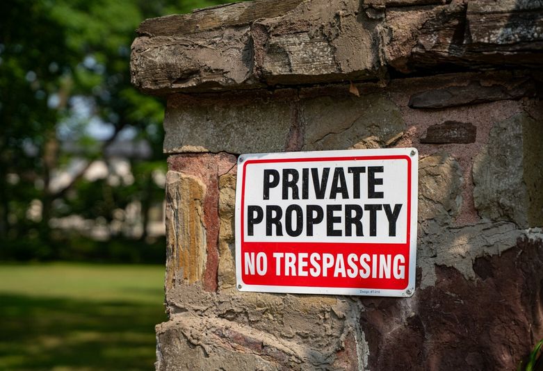 Ovakvi znakovi postavljeni su oko zatvorene zajednice North Oaks u Minnesoti