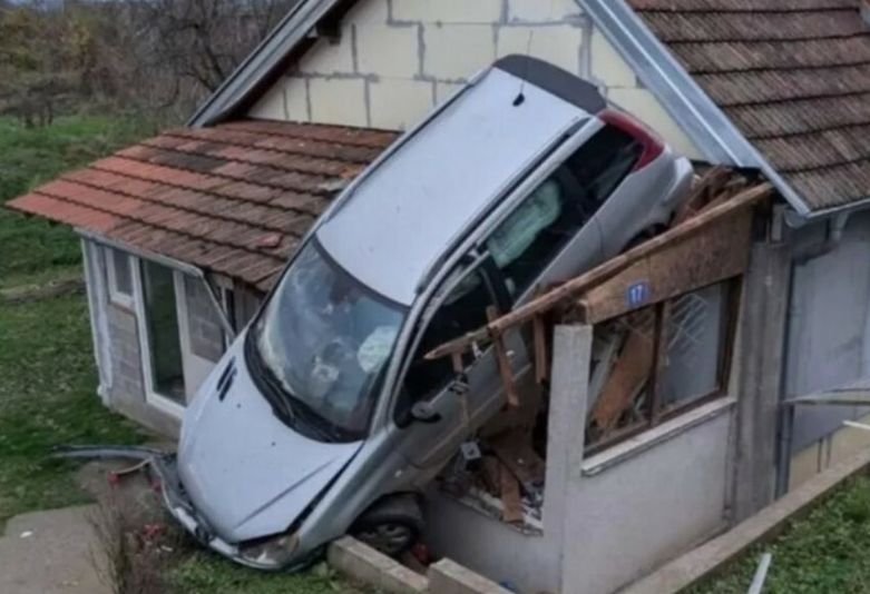 Automobil sletio na kuću