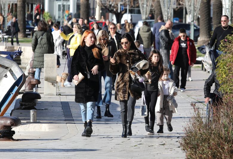 Sunčan zimski dan u Makarskoj, ilustracija