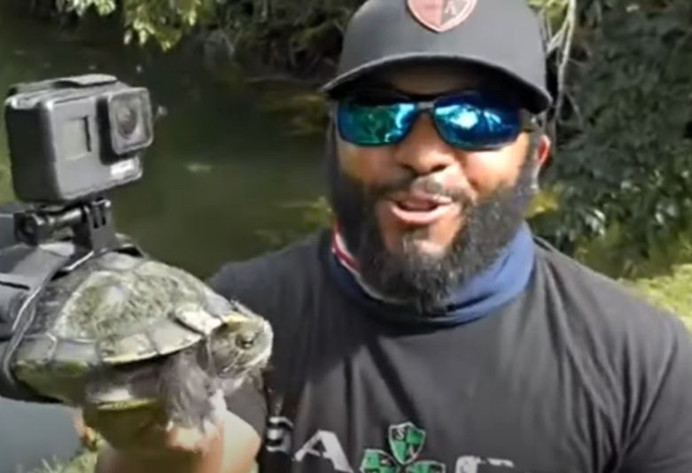 Youtuber s kanala MonsterMikeFishing i kornjača s kamerom na oklopu