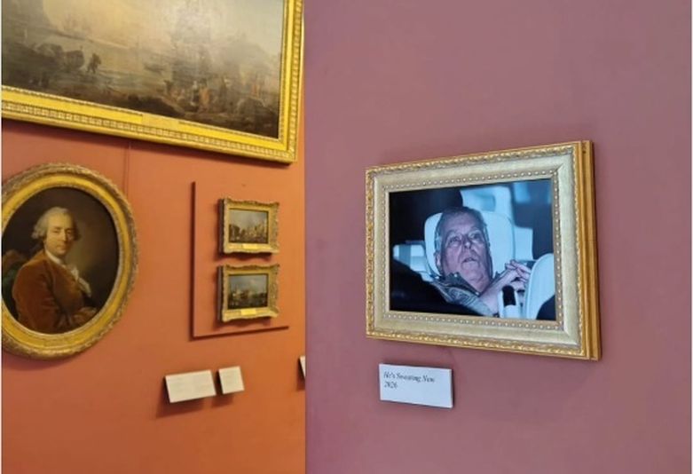 Fotografija uhićenja princa Andrewa u Louvre