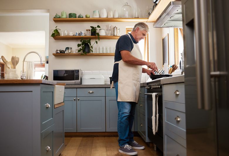 Muškarac kuha u kuhinji, ilustracija