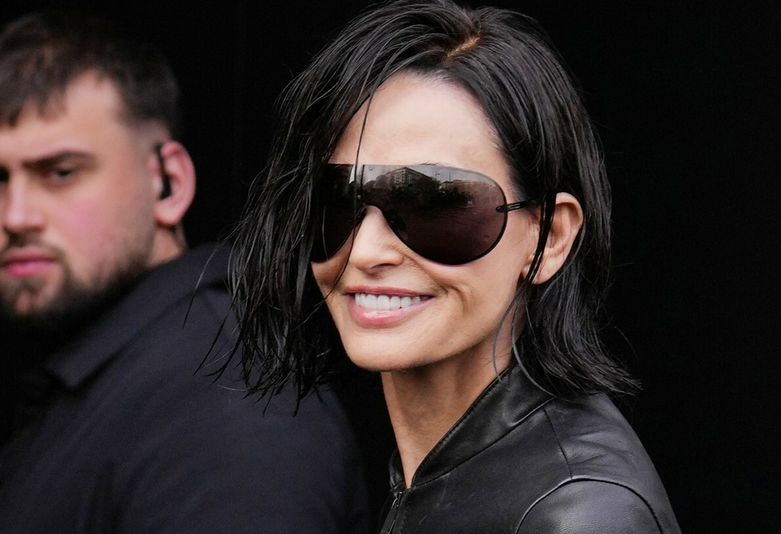Demi Moore s mokrim bobom na reviji modne kuće Gucci - 6