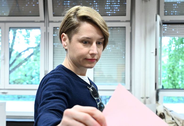 Iva Mertić Tomašević u tenisicama i širokim hlačama na lokalnim izborima - 5