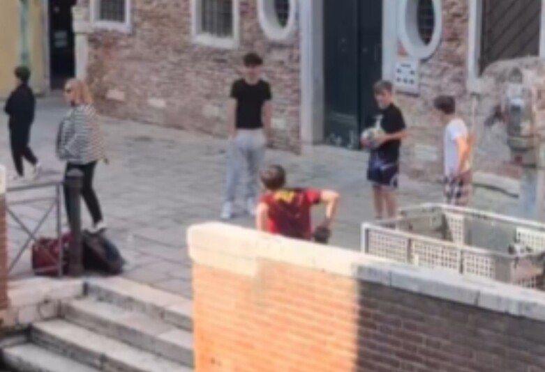 Igranje nogometa u Veneciji pored kanala