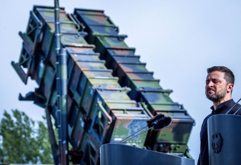 Ukrajinski predsjednik Volodimir Zelenskij pored sustava Patriot