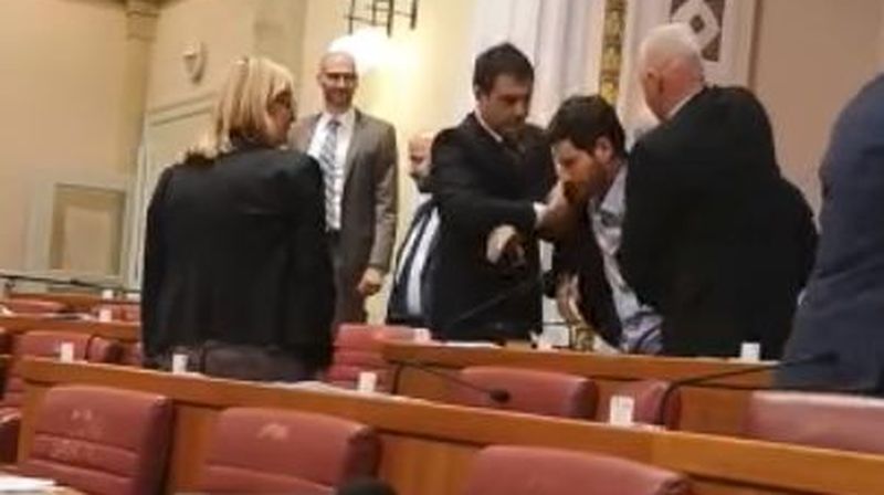 Ivana Pernara straža opet iznijela iz sabornice (Foto: Dnevnik.hr)