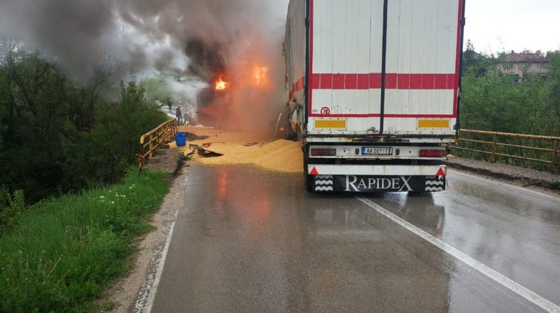 Sudar kamiona i autobusa u mjestu Barlovo u Srbiji (Foto: Telegraf.rs) - 1